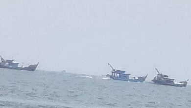 Sejumlah kapal Tank Krang Terpantau nelayan tradisional, beraktivitas bebas di perairan Tanjung Tiram Kabupaten Batubara, tepatnya diseputaran Biruk Merah. (Doc; Ist)