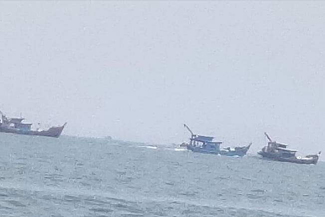 Sejumlah kapal Tank Krang Terpantau nelayan tradisional, beraktivitas bebas di perairan Tanjung Tiram Kabupaten Batubara, tepatnya diseputaran Biruk Merah. (Doc; Ist)