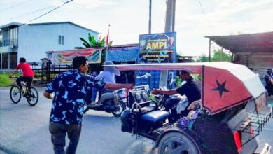 DPD AMPI Kabupaten Batubara saat baksos pemberian bendera merah putih di seputaran jalan di Kecamatan Talawi.