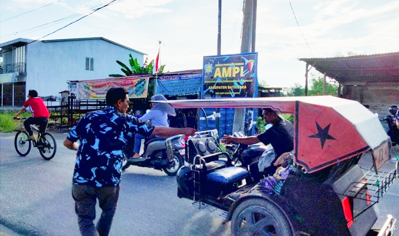 DPD AMPI Kabupaten Batubara saat baksos pemberian bendera merah putih di seputaran jalan di Kecamatan Talawi.