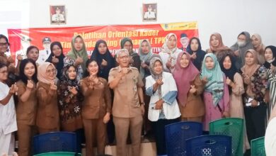 Kepala Dinas Kesehatan P2KB drg. Wahid Khusyairi bersama penyuluh Tim Pendamping Keluarga.