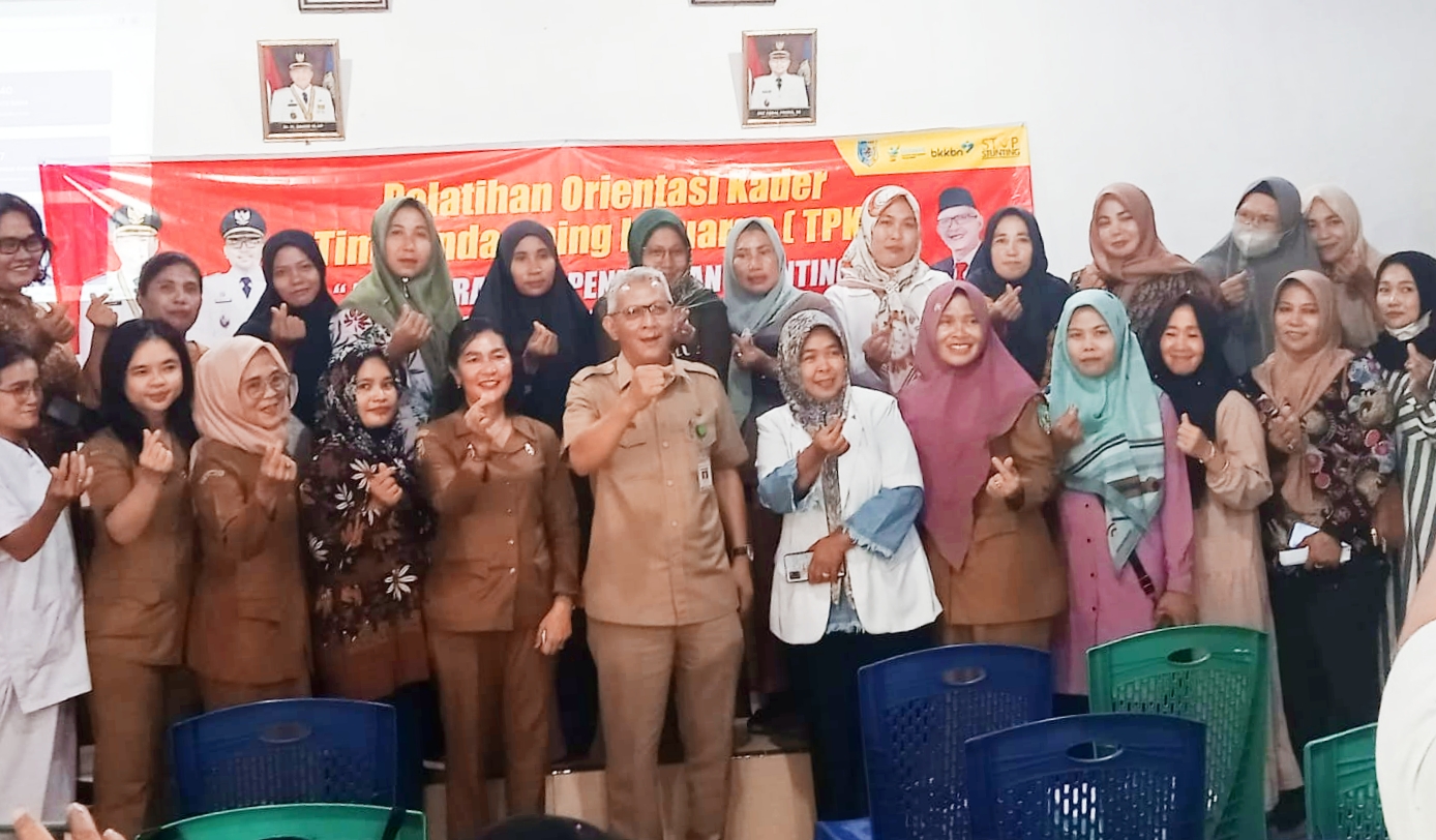 Kepala Dinas Kesehatan P2KB drg. Wahid Khusyairi bersama penyuluh Tim Pendamping Keluarga.