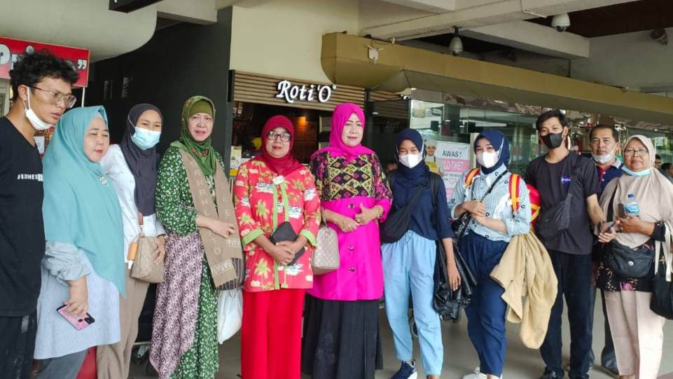 Ketua HWK Sumbar Zusneli Zubir (berbaju merah) saat melepas delegasi Sumbar Talenta ke Tong Tong Fair 2022 Belanda. (Dok. HWK Sumbar)