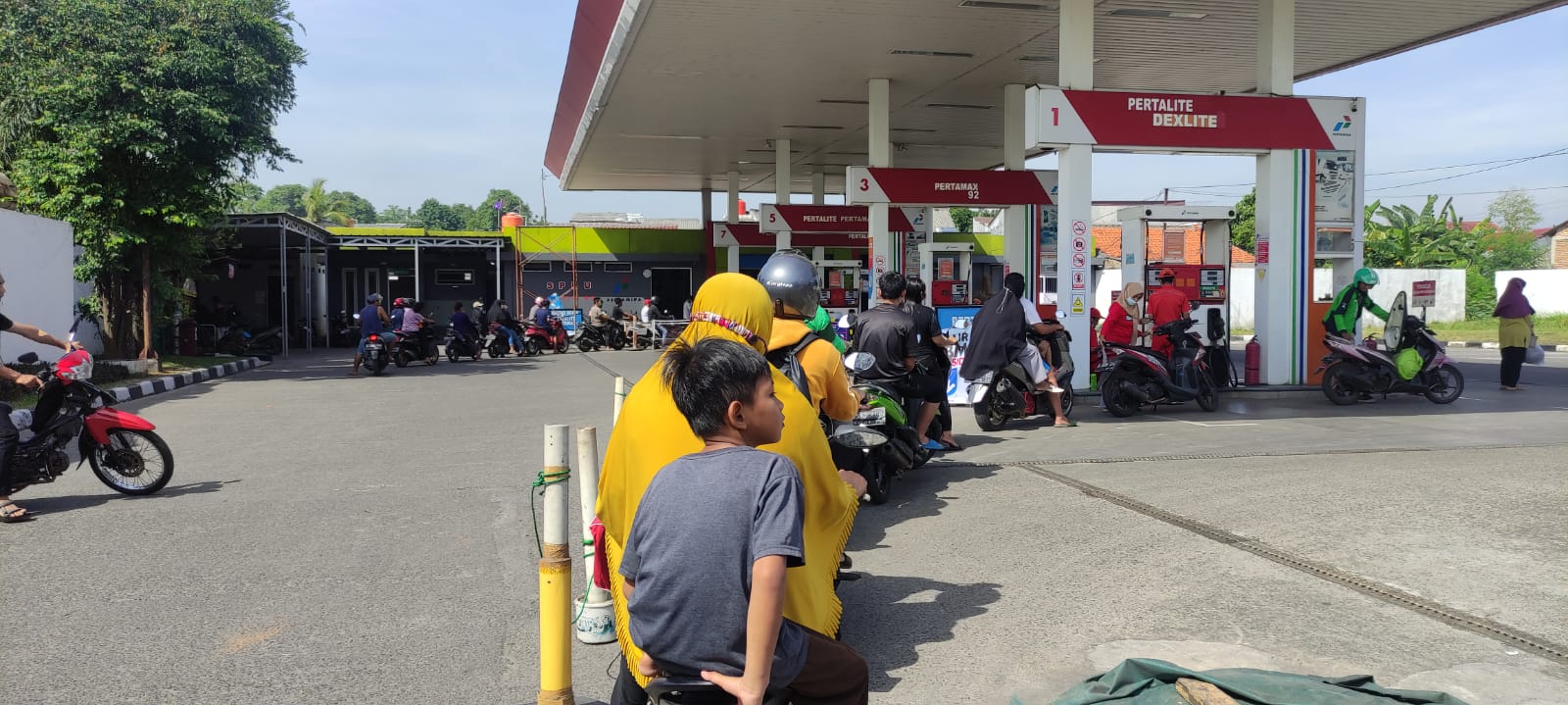 Warga mengeluh pembatasan pembelian Pertalite di SPBU Pondok Timur Tambun Selatan