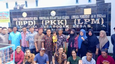 Budi Darma Bakal Calon Kepala Desa Bogak bersama puluhan pendukung saat menghantarkan diri mendaftar sebagai Cakades Desa Bogak Kecamatan Tanjung Tiram Kabupaten Batubara. (Doc; Ali)