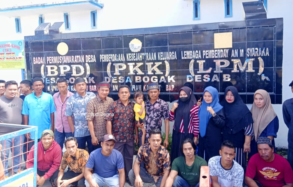 Budi Darma Bakal Calon Kepala Desa Bogak bersama puluhan pendukung saat menghantarkan diri mendaftar sebagai Cakades Desa Bogak Kecamatan Tanjung Tiram Kabupaten Batubara. (Doc; Ali)