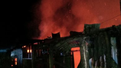 Sekira pukul 20.30 Wib dini hari, api mulai melahap 3 buah rumah Dinas penjaga sekolah SD N 11 Tanjung Tiram, bangunan semi permanen di Desa Suka Maju. (Doc ; FTR/01)