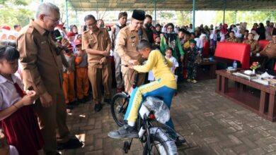 Bupati Zahir didampingi Kadis Kesehatan drg. Wahid saat memberikan kuis pertanyaan dan lucky drow kepada beberapa siswa. (Doc; FTR-BB)