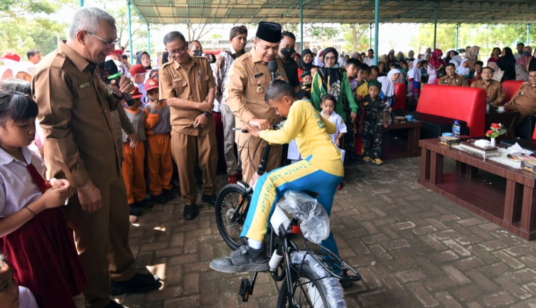 Bupati Zahir didampingi Kadis Kesehatan drg. Wahid saat memberikan kuis pertanyaan dan lucky drow kepada beberapa siswa. (Doc; FTR-BB)