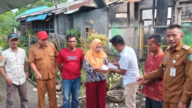 Teks foto: Relawan Kadin Berbagi saat menyerahkan Bantuan Bahan Pangan dan Tali Asih kepada Dewi dan Usman, Korban Kebakaran yang merupakan guru di UPT SDN 11 Tanjung Tiram. (Doc; FTR-01)