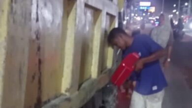 Wahyudi seorang supir Dum truk, saat mengisi ulang BBM jenis Solar eceran disepuran jalan Merdeka Kecamatan Tanjung Tiram Kabupaten Batubara. (Doc; FTR-BB)