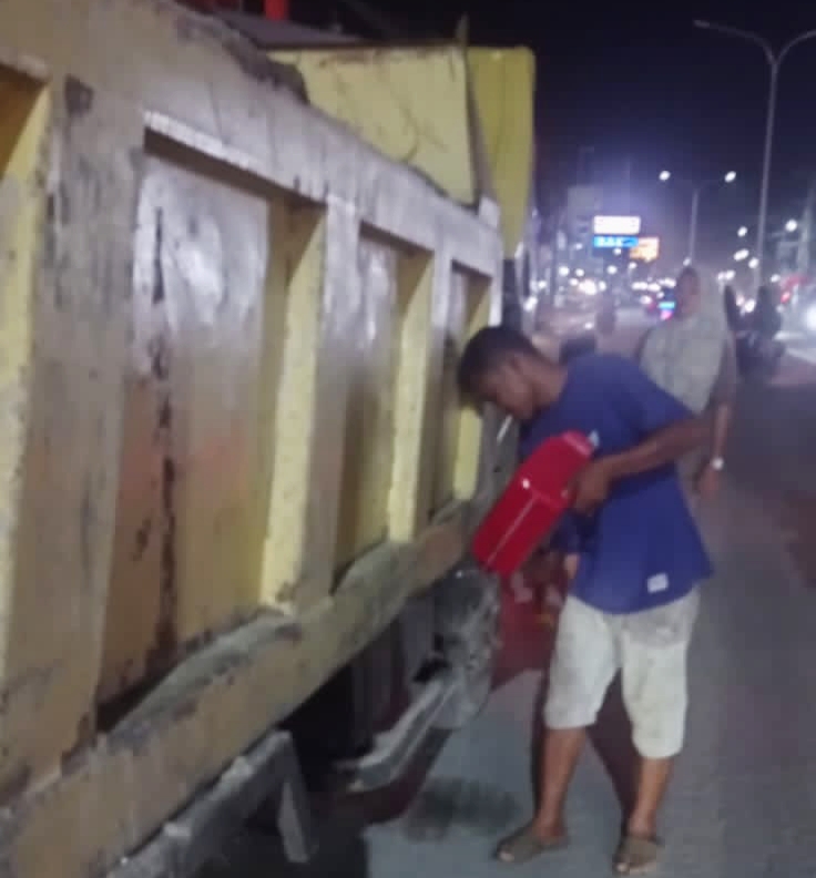 Wahyudi seorang supir Dum truk, saat mengisi ulang BBM jenis Solar eceran disepuran jalan Merdeka Kecamatan Tanjung Tiram Kabupaten Batubara. (Doc; FTR-BB)