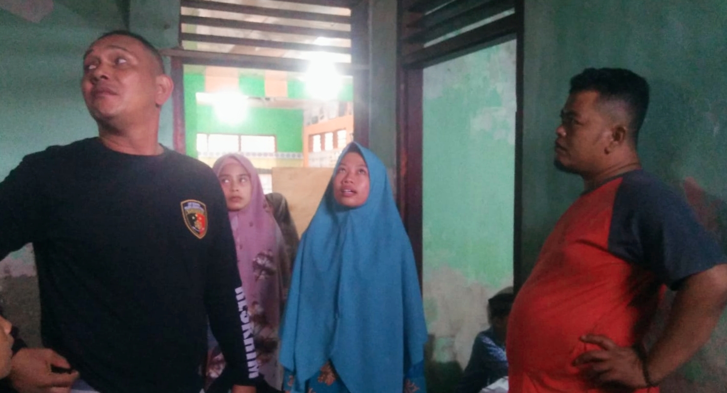 Teks foto : Tampak terlihat personil Polsek Labuhan Ruku saat melakukan penyelidikan di YRTAQ di Desa Masjid Lama Kecamatan Talawi Kabupaten Batubara. (Doc; Ist)