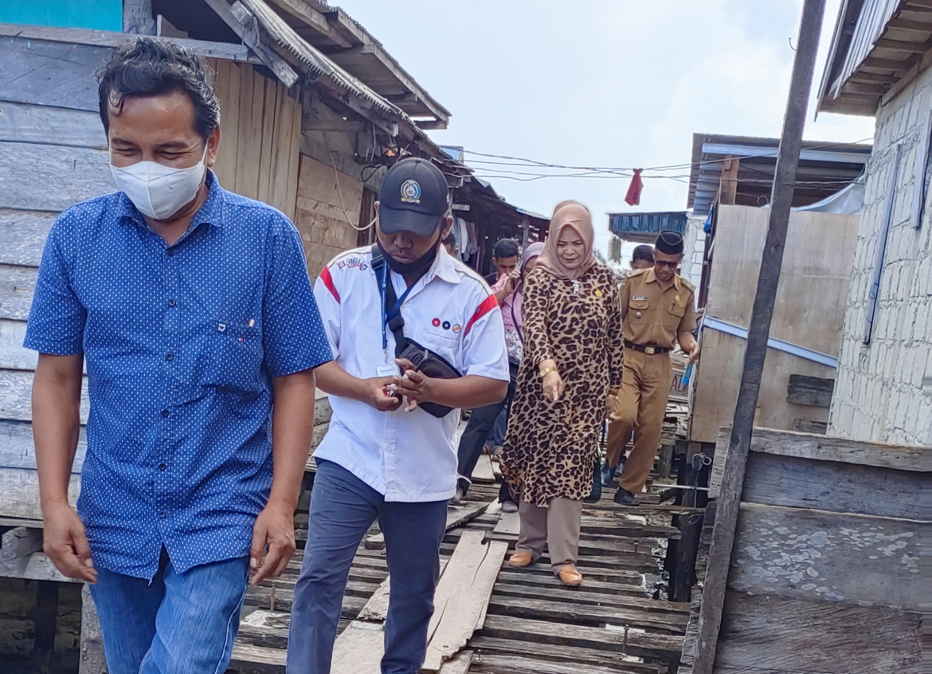 Kunjungan Anggota Banggar DPRD Buton Tengah, Saadia, S.Ag disalah satu lokasi jembatan Layang Kelurahan Watolo yang memprihatinkan (Foto: IST/Beritanasional.id)
