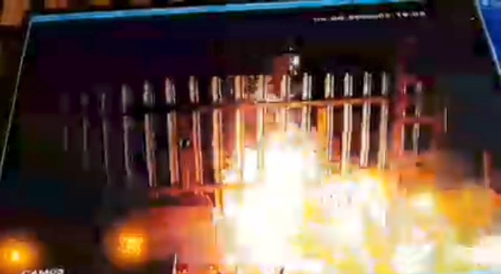 Teks foto: Pada rekaman CCTV Cafe terlihat mulai maraknya percikaan api oleh pelaku (OTK). (Ist)