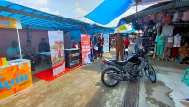 Kepala Dinas Ketenagakerjaan, Perindustrian dan Perdagangan Batubara melalui Kabid Perdagangan Sahat, saat meninjau Pasar Delima bersama Kacab Bank Sumut Lima Puluh Teddi, Kacab Bank BRI Indrapura Budi dan Kepala Cabang lainnya. (Ist)