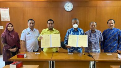 Kepala Dinas Koperasi UKM Batubara, Arif Hanafiah, S.STP saat Penandatanganan Perjanjian Kerjasama (MoA) dengan Dekan Fakultas Teknologi Pertanian Institut Pertanian Bogor. (Ist)