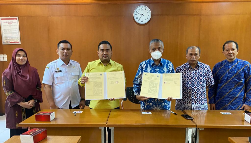 Kepala Dinas Koperasi UKM Batubara, Arif Hanafiah, S.STP saat Penandatanganan Perjanjian Kerjasama (MoA) dengan Dekan Fakultas Teknologi Pertanian Institut Pertanian Bogor. (Ist)