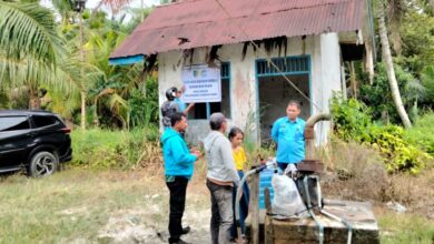 Dirut PDAM Tirta Tanjung Hafizullah,ST saat meninjau aset sumur bor di Desa Bandar Sono Nibung Hangus. (FTR)
