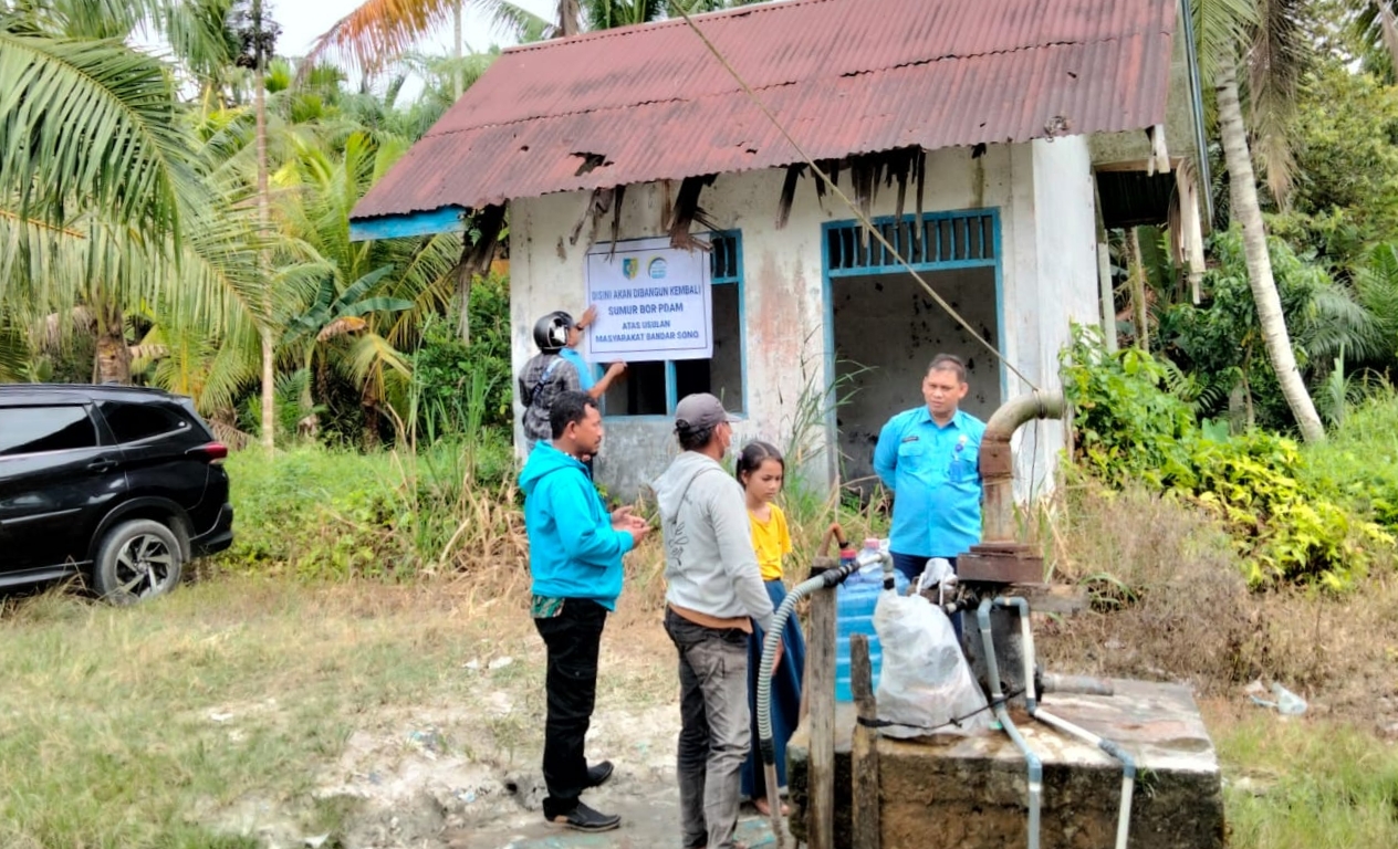 Dirut PDAM Tirta Tanjung Hafizullah,ST saat meninjau aset sumur bor di Desa Bandar Sono Nibung Hangus. (FTR)