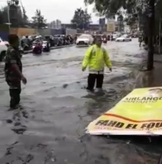 Dua petugas menyadari ada yang tidak beres penyebab terjadinya genangan 