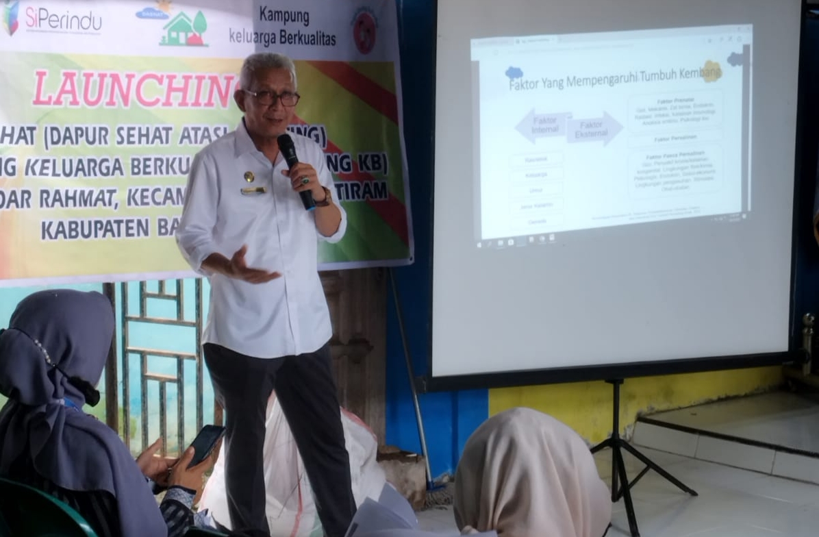 Kepala Dinas Kesehatan PPKB drg. Wahid Khusyairi saat Lounching Dapur Sehat Atasi Stunting (DASHAT) Kampung Keluarga Berkualitas di Desa Bandar Rahmat. (FTR)