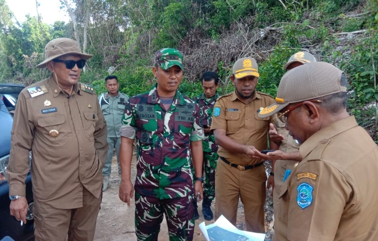 Penjabat Bupati Buton Tengah Saat Meninjau Lokasi Pembangunan Perkantoran di Labungkari bersama Dandim 1413 Buton