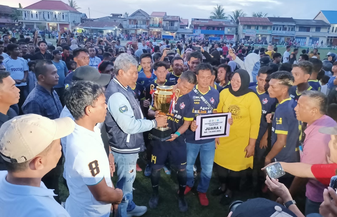 Pelaksanaan turnamen Matana Sorumba Cup Pertama di Kecamatan Mawasangka ditutup secara resmi Penjabat Bupati Buton Tengah, Muhammad Yusup, S.E., M.Si. Minggu (9/10/2022). Foto. IST