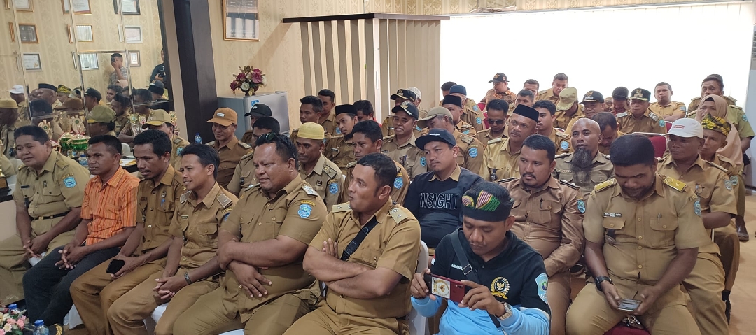 Pj. Bupati Buton Tengah dan Jajaran kepala desa se Buton Tengah, saat melakukan pertemuan menyelesaikan persoalan kekeliruan pada ADD tahun 2023. Kamis (8/12/2022). Foto. IST