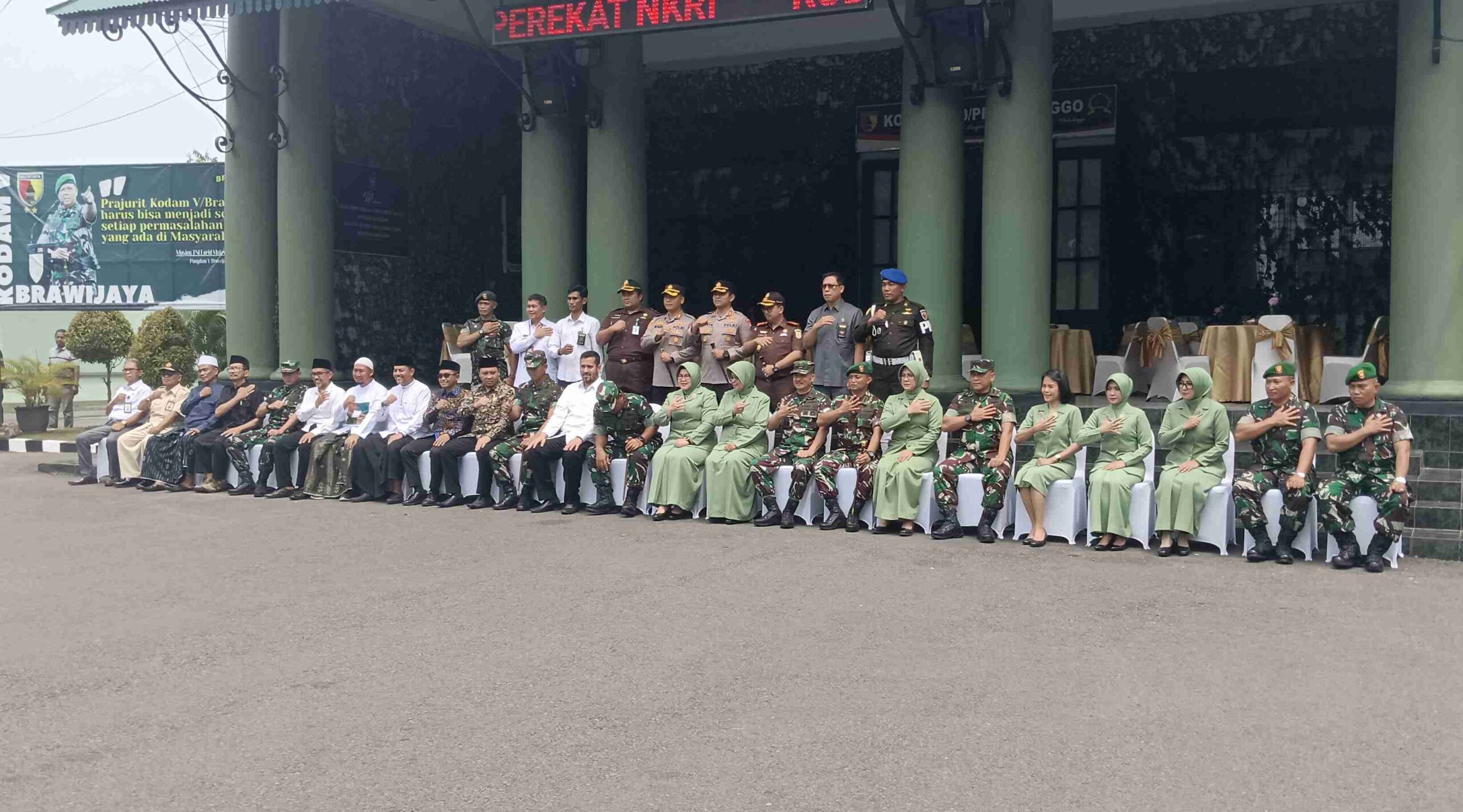 Dandim 0820 Probolinggo serta seluruh pengasuh Ponpes yang ada di Probolinggo Forkopimda Kota dan Kabupaten Probolinggo