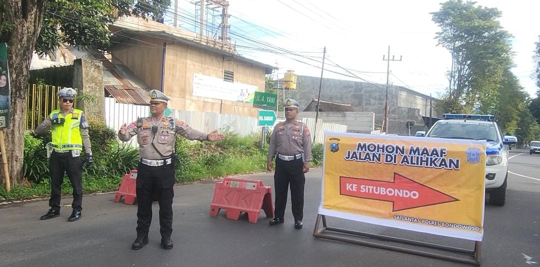 Kanit Turjagwali Satlantas Polres Bondowoso lakukan simulasi pengalihan arus jelang lebaran (Zai