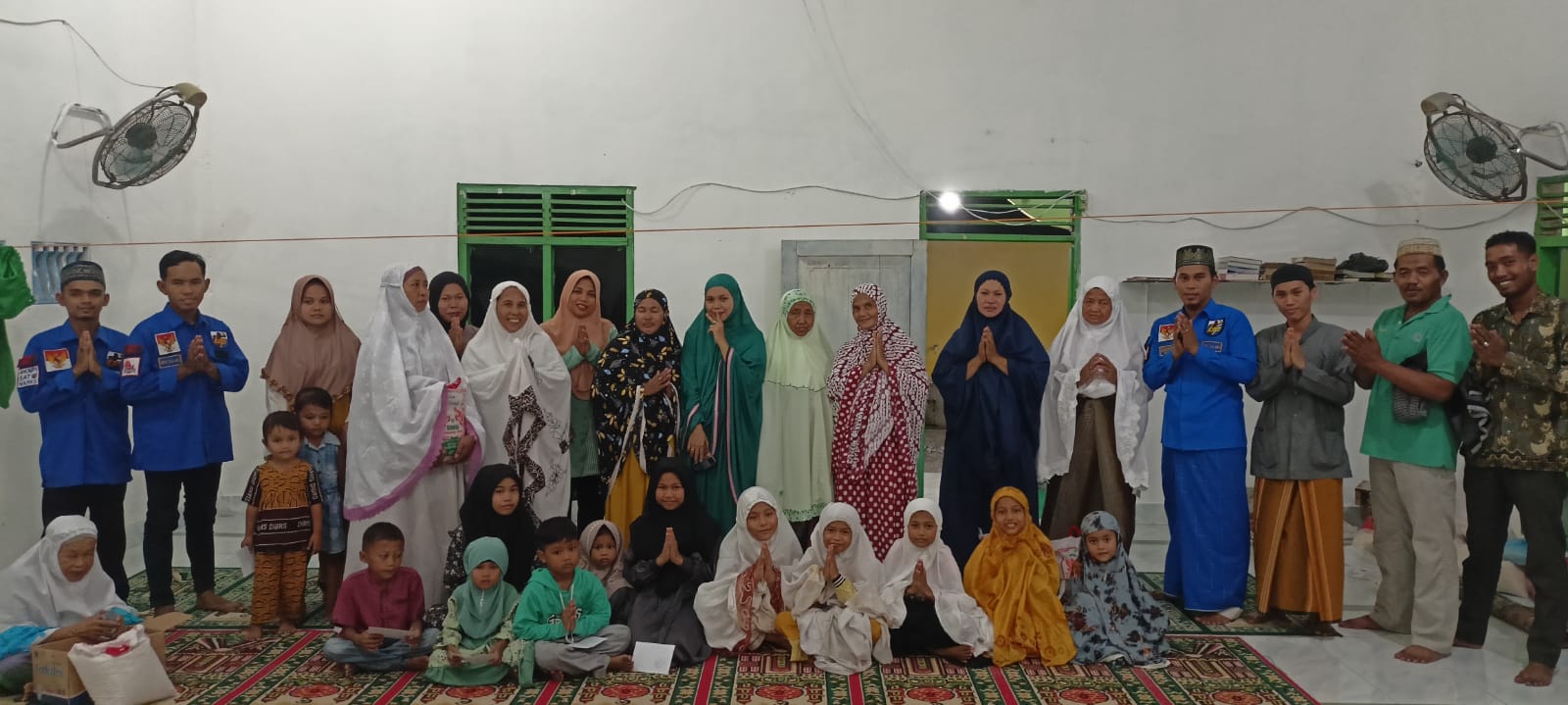 Teks foto : Safari Ramadan DPK KNPI Talawi dan penyantunan anak yatim.