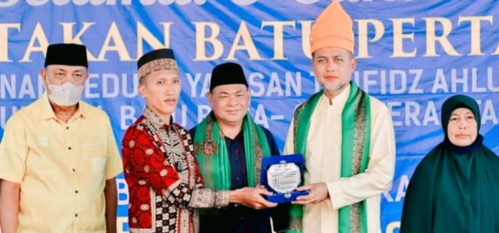 Pimpinan YRTAQ Kabupaten Batu Bara Fahri Ramzi bersama Wagubsu Musa Rajeksyah pada peresmian peletakan batu pertama pembangunan rumah Tahfiz pada tanggal 06 Agustus 2022 lalu. (doc: Ist)