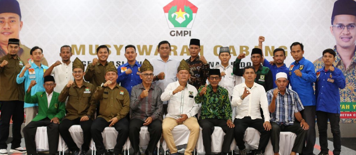 Teks foto: Ketua PPP Kabupaten Batu Bara Azrai Rangkuti (baju putih ditengah) foto bersama dengan pengurus GMPI, DPD KNPI, PC GPK, PD GPA, dan PB IPMBB. (Doc: FTR)
