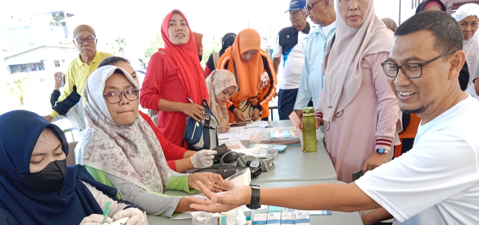 Teks foto : Pengecekan kesehatan Calon Jamaah Haji oleh petugas Dinas Kesehatan P2KB Batu Bara.