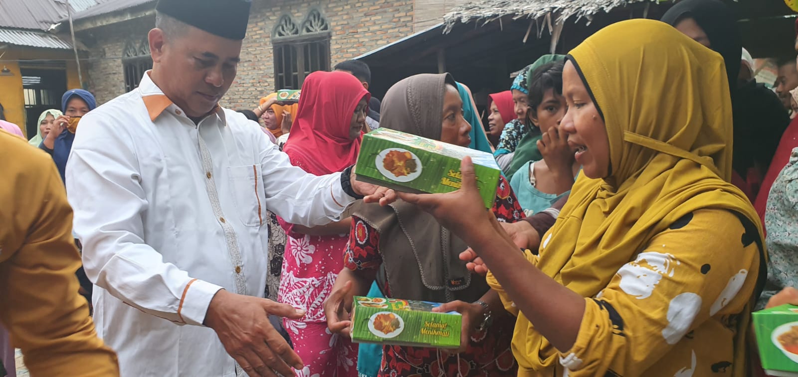 Teks foto: Anggota DPRD Baru Bara Usman Atim saat mendengarkan aspirasi masyarakat Desa di Dapil II. (Doc;Fitrah)