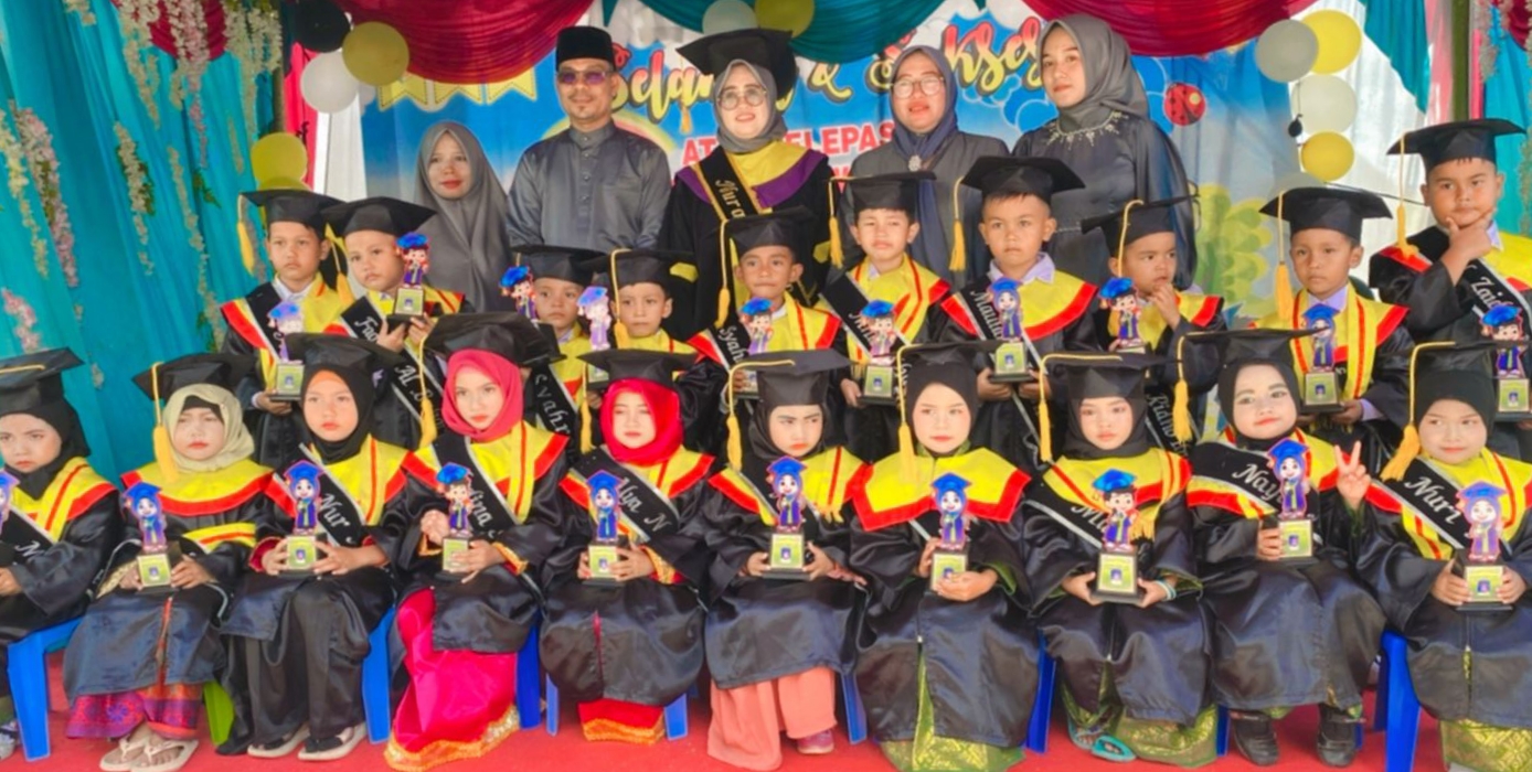 Foto: Kades Asnidar dan Kepsek TK PKK Kampung Lalang bersama para wisudawan peserta didik TK Binaan.