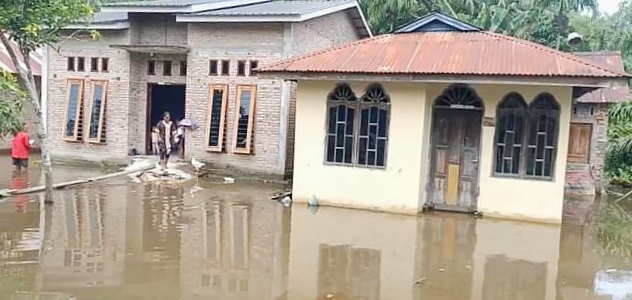 Teks foto: Situasi banjir di Desa Kwala Sikasim yang merendam pemukiman warga sejak