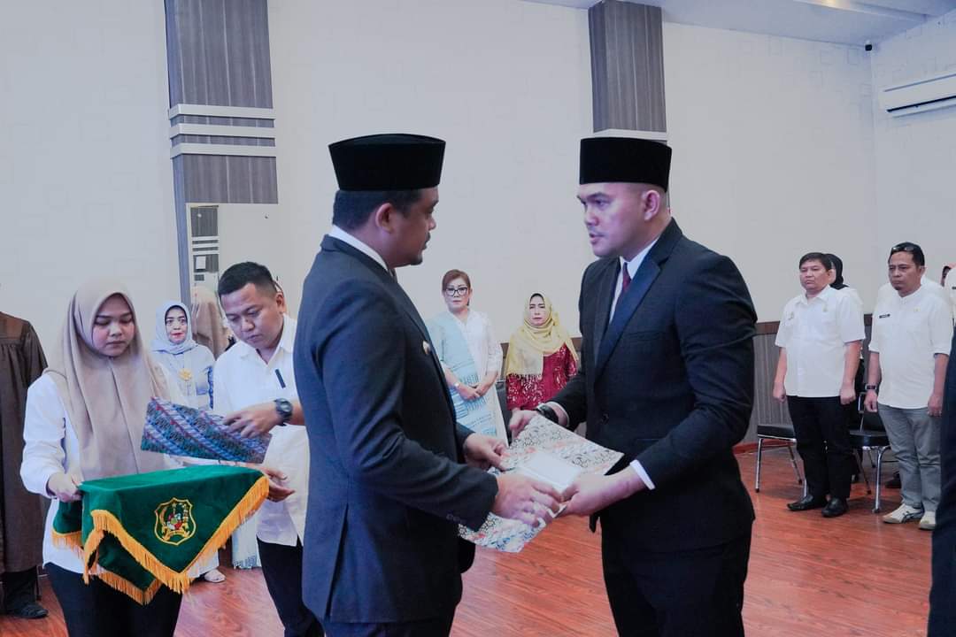 Rus ayol erkakning oldida sikishadi.