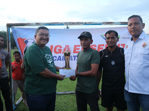 Dedi Sukmara Manager Humas PT Medco E&P Malaka Blok A serah trophy dan dana pembinaan untuk juara 2 FORKIM FC.