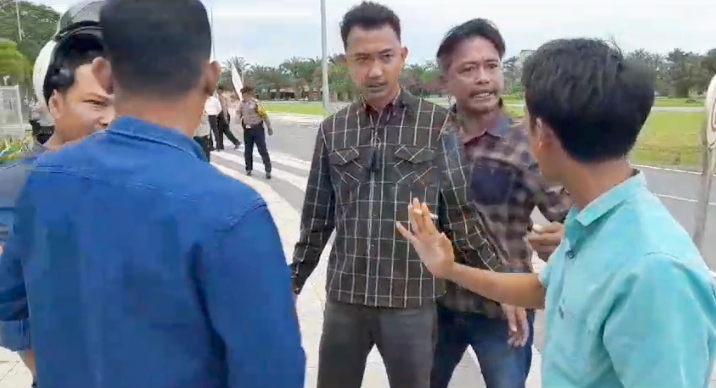 Teks foto : Upaya pengusiran aksi unjuk rasa oleh AG dkk di seputaran depan Gedung PT. Inalum.