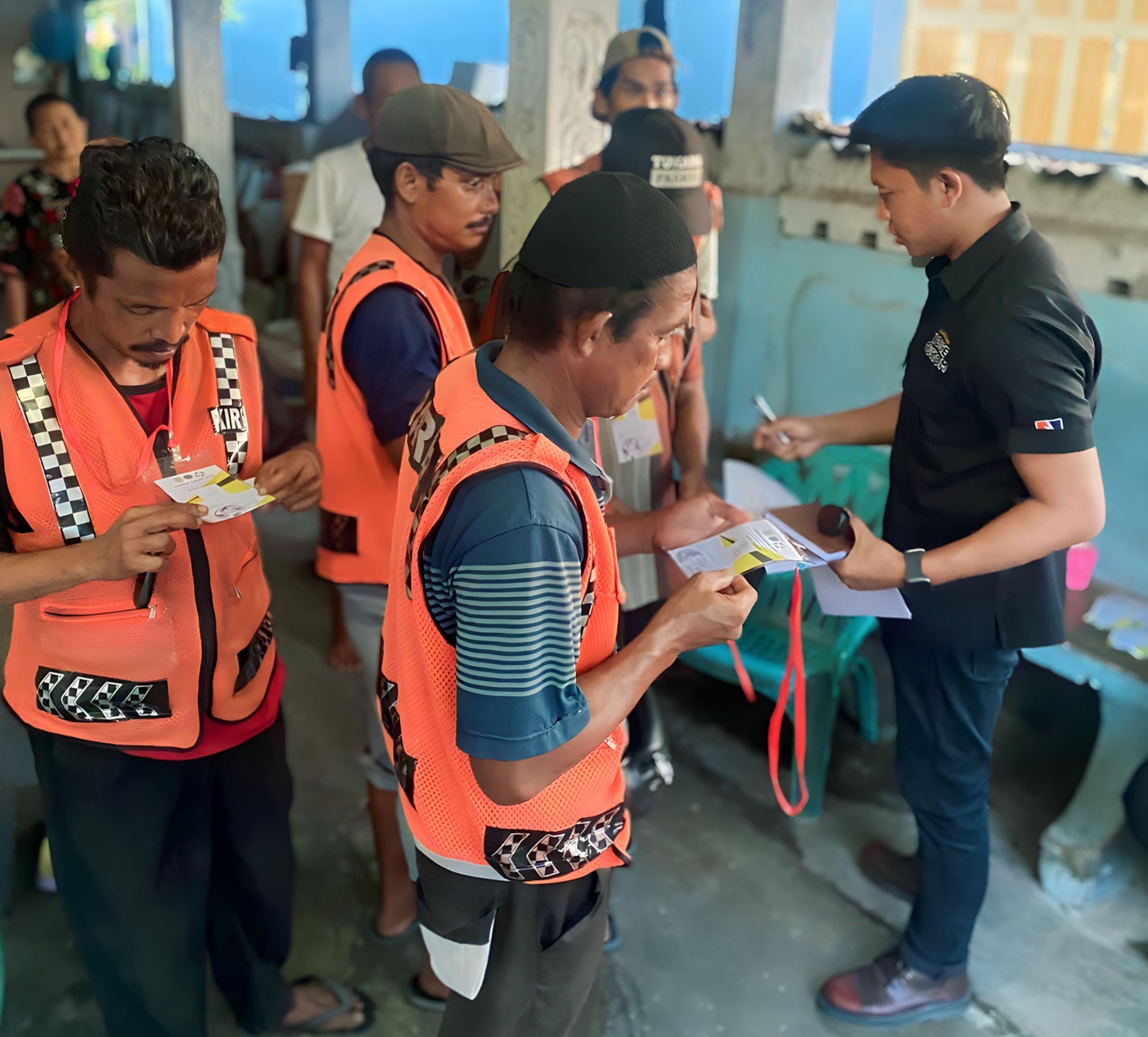 Foto : Direktur CV.BMB Ali Nafiah Bastian, S.H saat memberikan ID Card baru dan pendataan Juru Parkir di Kabupaten Batu Bara.