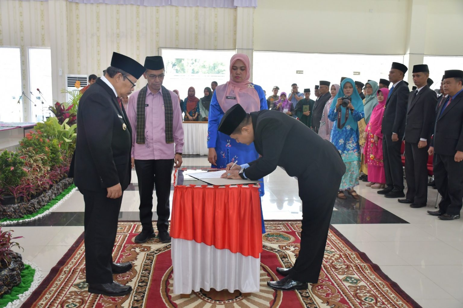 Bupati Agam Saat Penandatanganan SK Pelantikan Pejabat Administrator dan Struktural