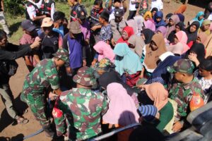 puluhan warga bersuka cita mendapat air bersih dari TNI dan BPBD SItubondo