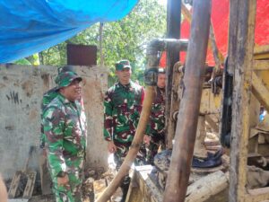 Dansatgas meninjau pengerjaan sumur bor di program TMMD ke-120