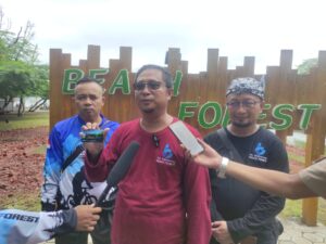 Pengelola Beach Forest bersama Kadisparpora dan Humas Perhutani Bondowoso 