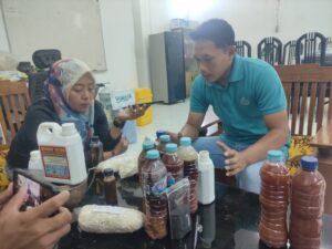 Hasan menunjukkan produk hasíl turunan dari chitin yang berawal dari limbah