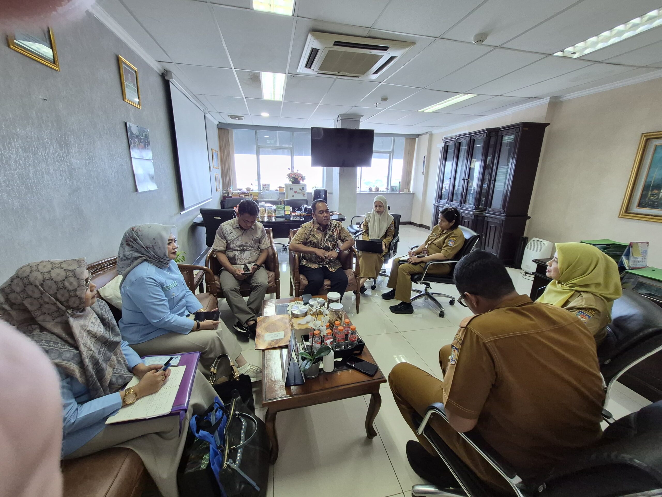 Bupati Wajo, Andi Rosman, didampingi Sekretaris Dinas Kependudukan dan Pencatatan Sipil Kabupaten Wajo, Andi Satriani, saat melakukan koordinasi dan konsultasi dengan Direktorat Jenderal Kependudukan dan Pencatatan Sipil Kemendagri di Jakarta. (Hms)